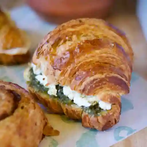 Croissant sandwiche mozarella pesto
