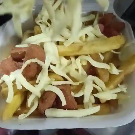 Salchipapa gratinada