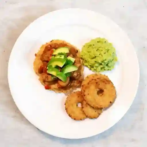Patacones con hogao y guacamole
