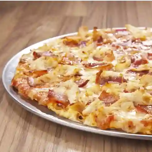 Pizza de jamon tocineta y pollo