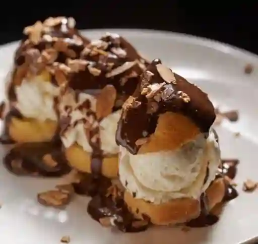 Profiteroles con Helado de Vainilla y Almendra Carrapiñada