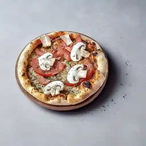 Pizza de tomate y champiñones