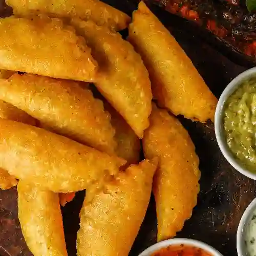 20 Empanadas Vallunas Fritas + 4 Bebidas