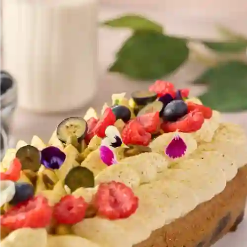 Porción de torta de pistacho y arándanos