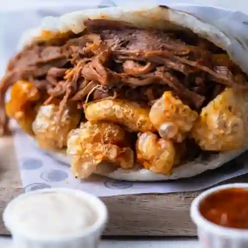 Arepa caleña arrebatada de carne