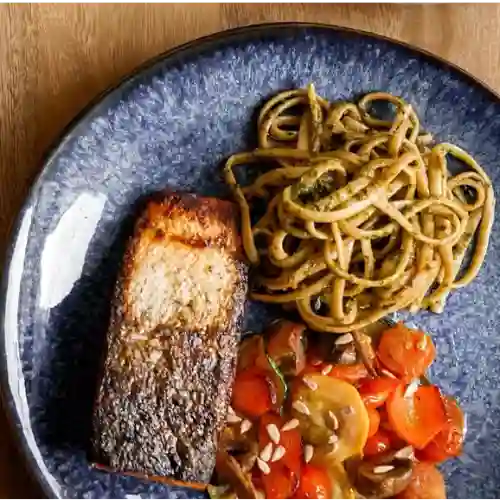 Salmón con Pasta Al Pesto