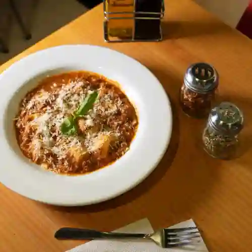 Ravioli de Queso en Salsa Bolognesa