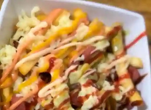 Salchipapa con Tocineta