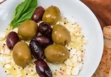 Aceitunas con Queso Feta