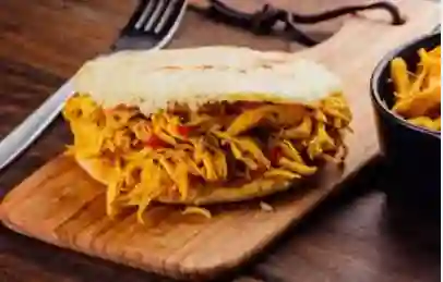 Arepa con Pollo Deshilachado