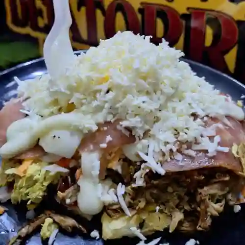 Arepa Cabimera con Carne Desmechada
