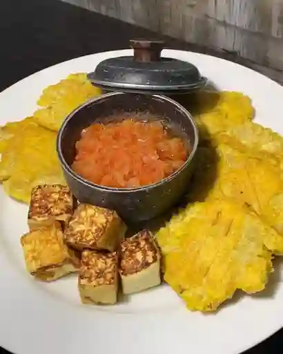Tostones con Hogao y Queso Asado