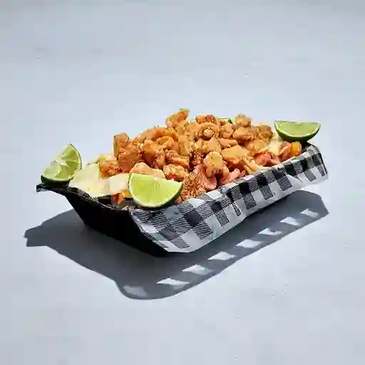 Salchipapa chicharrón