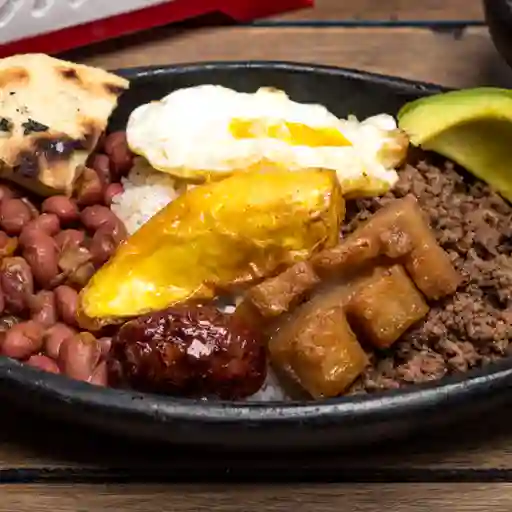 Bandeja Paisa y Coca-Cola 250 ml