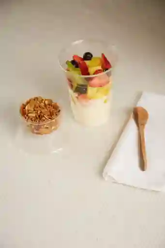 Yogurt Griego con Fruta y Granola