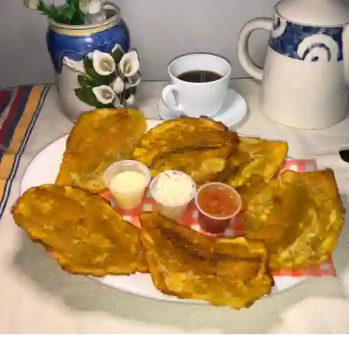 Patacones con Crema de Queso y Hogao