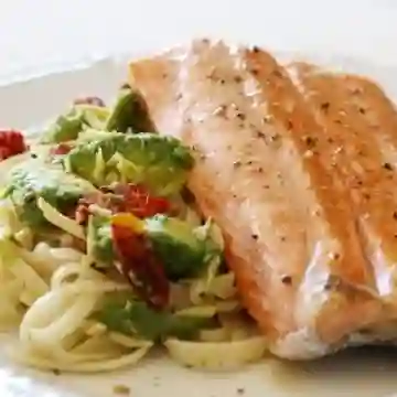 Pasta con Salmon Al Pesto