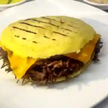 Arepa de Pollo O Carne y Queso