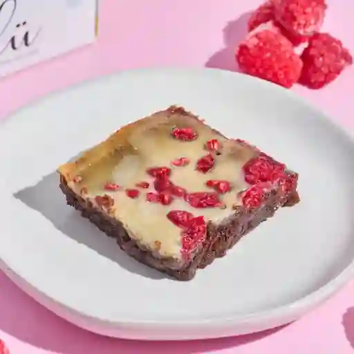 Brownie chocolate blanco con frambuesas