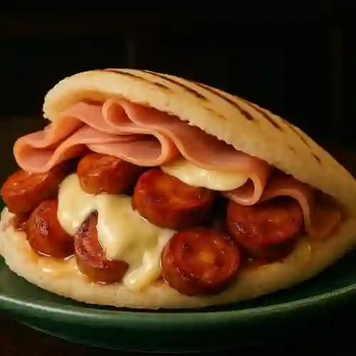Arepa con Chorizo, Jamón y Queso