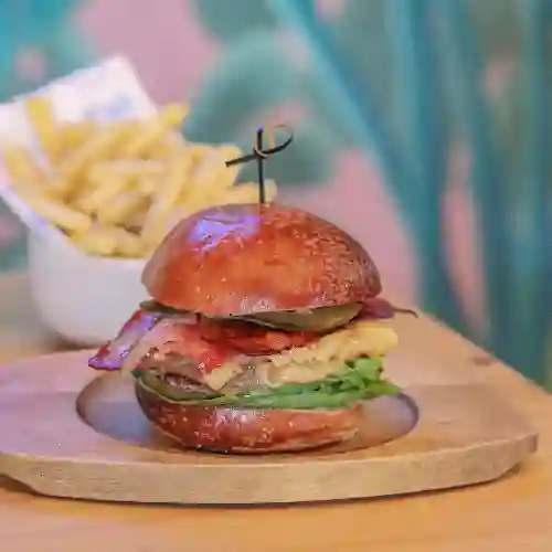 Burger Queso y Tocineta Mas Papas