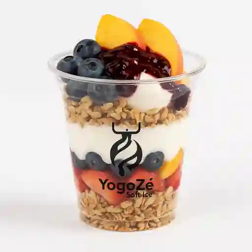 Frutas y yogurt griego