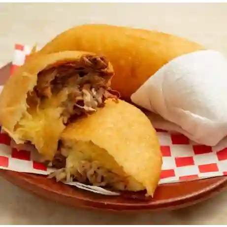 Empanada de Carne con Queso