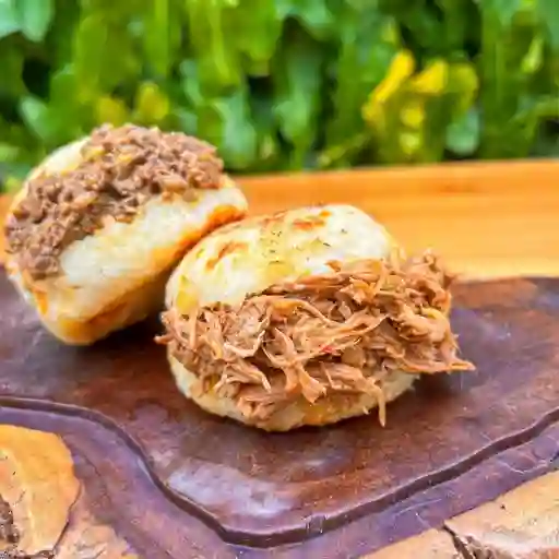 Arepa vallenata rellena desmechada