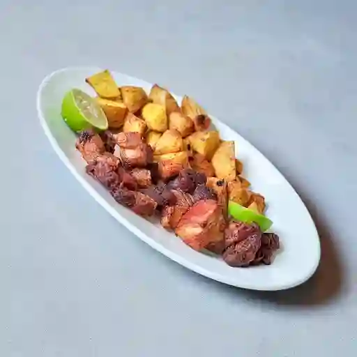 Chicharrón con Papitas Amarillas Fritas