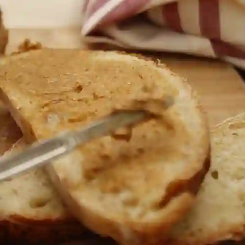 Pan Masa Madre y Mantequilla de Ajonegro