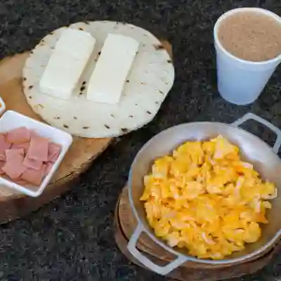 Huevos con arepa y quesito