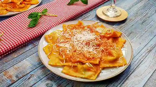 Ravioles en Salsa Napolitana