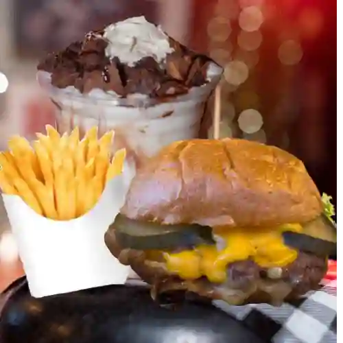 Combo Retro: Burger + Malteada + Papas