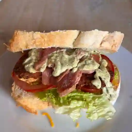 Croissant de pollo tocino y cheddar