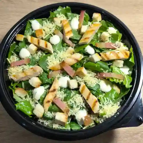 Ensalada Cesar con Pollo y Tocineta