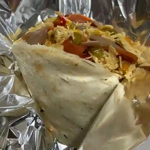 Arepa de pollo con chorizo y butifarra