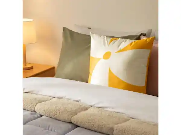 Cojín Con Joven Amarillo 50 x 50 Casaideas