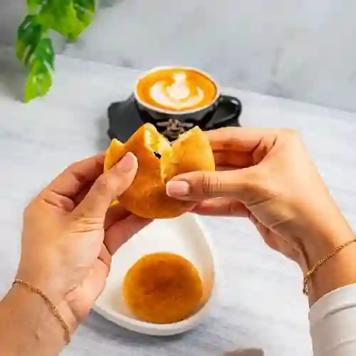 Capuchino con 1 Almojábana 10 Oz