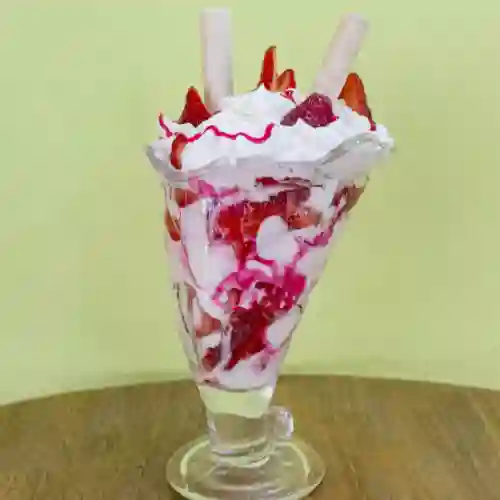 Fresas con Crema Mix y Helado y Chantily