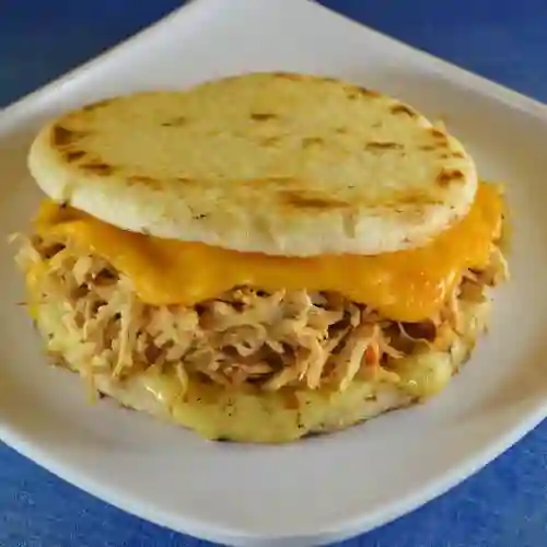 Arepa Rellena de Pollo con Queso Cheddar