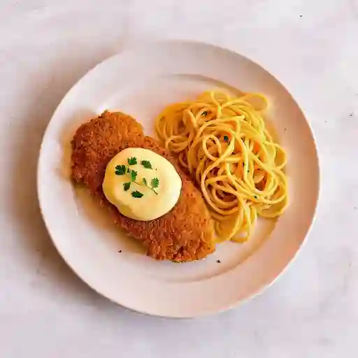 Pechuga De Pollo Apanada En Salsa Tres Quesos