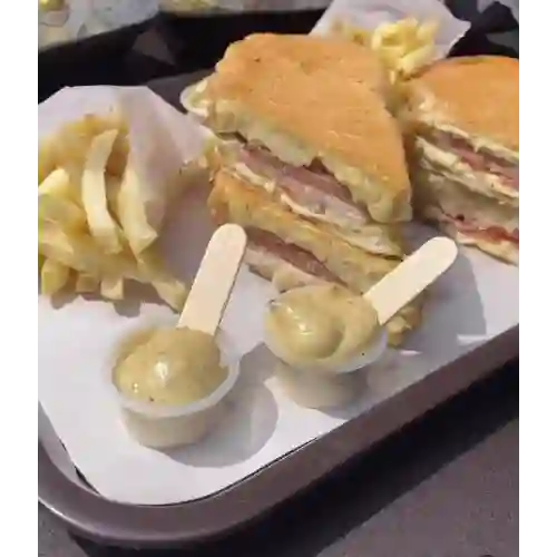 Combo Sándwich Desmechada de Res