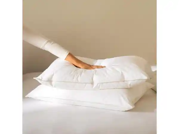 Almohada Down Alternat 50 x 9 Casaideas