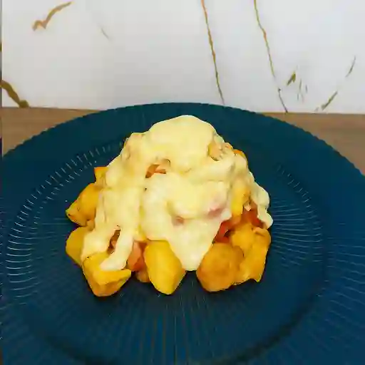 Salchipapa personal gratinada