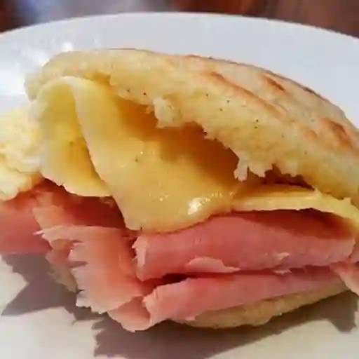 Arepa con jamón y queso