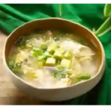Consome de Pollo y Aguacate