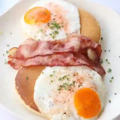 Pancakes con Tocino y Huevo