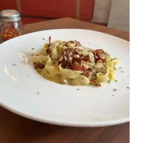 Pasta con Salsa Queso Azul,tomates Secos Ychampiñones