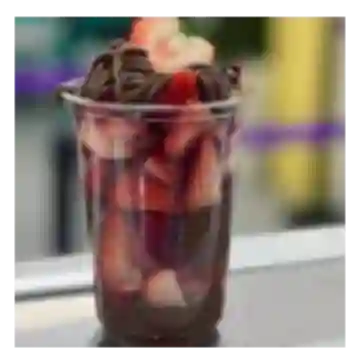 Fresas con Crema de Avellanas, Helado y Chantilly