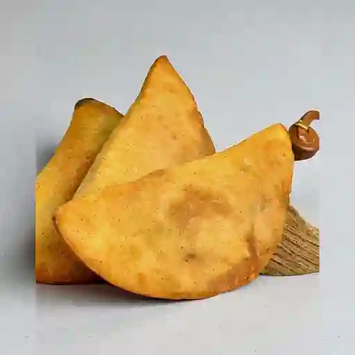 Maxi Empanada de Pollo y Queso